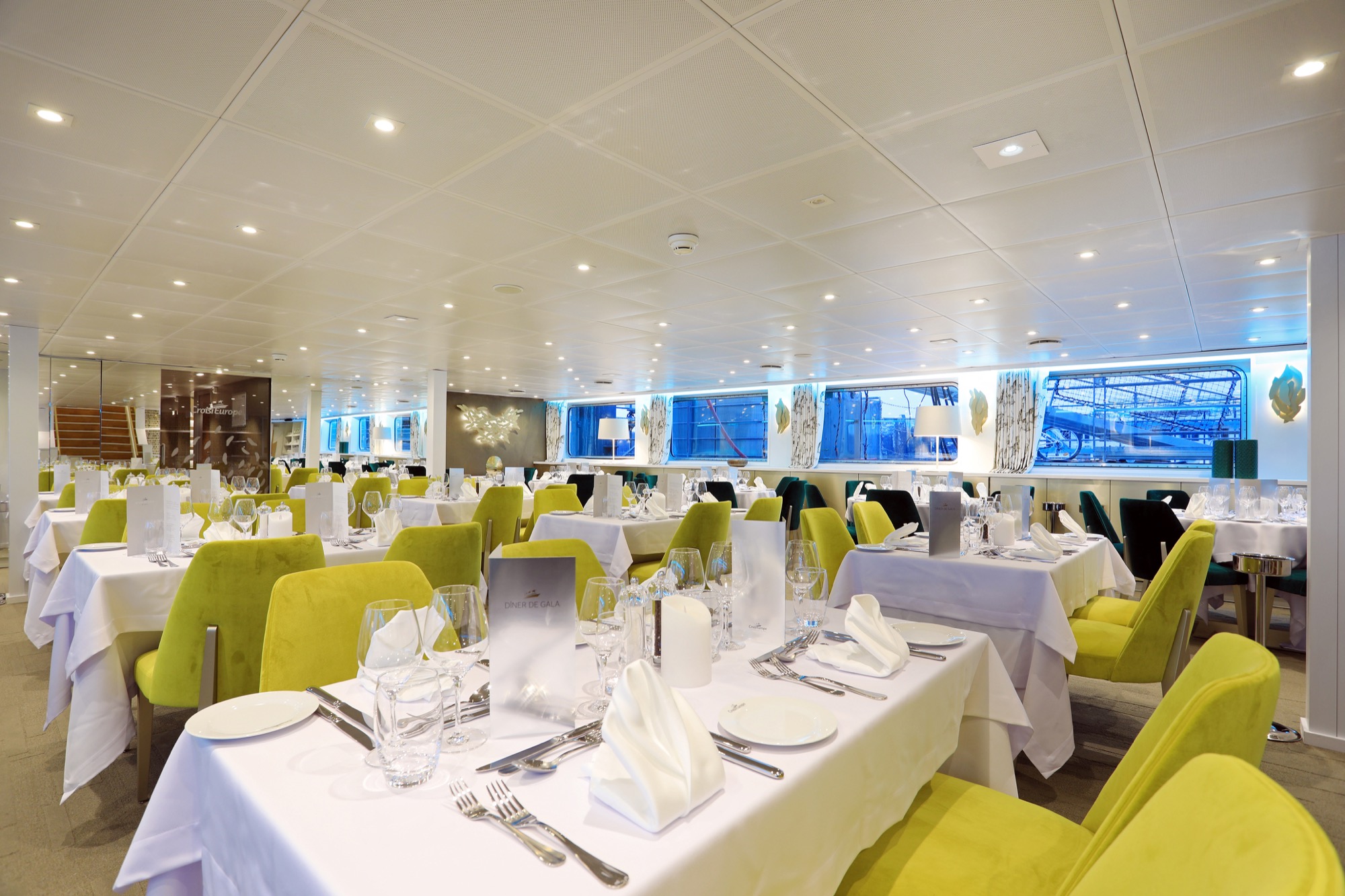 CroisiEurope MS Elbe Princesse II Restaurant 5.jpg